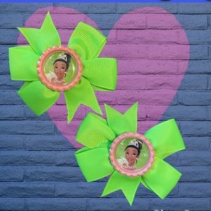 💚Set of 2 bright green handcrafted 3 inch hair bows featuring Princess Tiana 🎀
